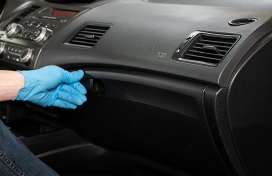  hand closing glove box