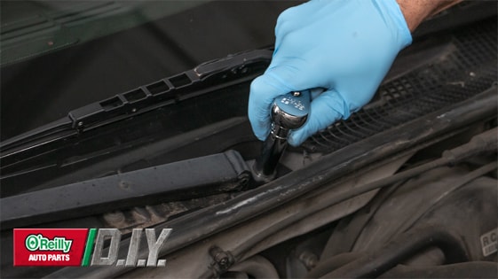 Oreilly Auto Parts D.I.Y. image of loosening wiper arm