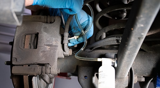 One-person brake bleeder tool attached brake bleeder valve