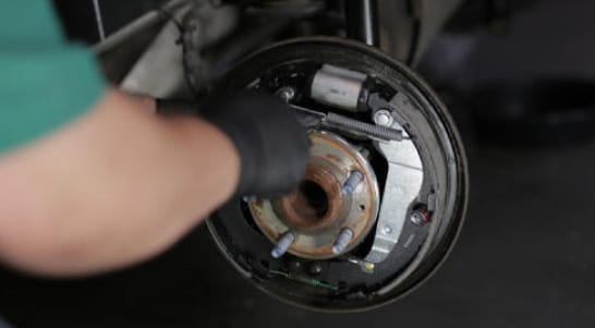 Set the spread and width of the brake shoes using the adjuster.