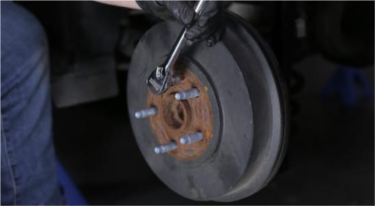 Remove the screw securing the brake drum so that it can be removed.